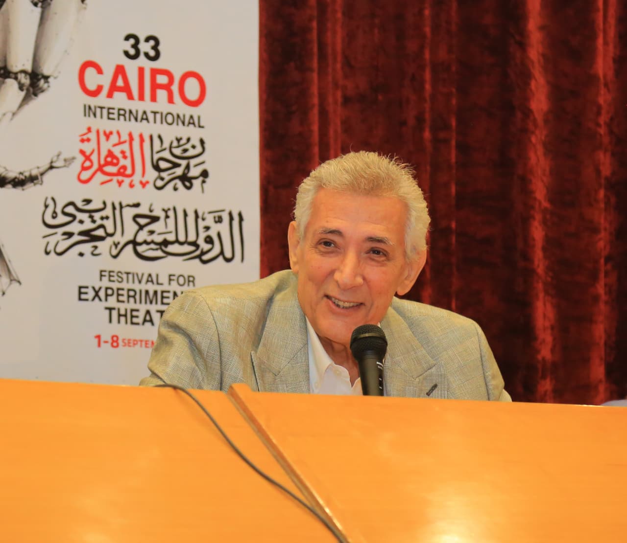 رئيس البيت الفني للمسرح يهنئ  سامح مهران بسلامة العودة ويتمنى نجاح المهرجان «التجريبي». 